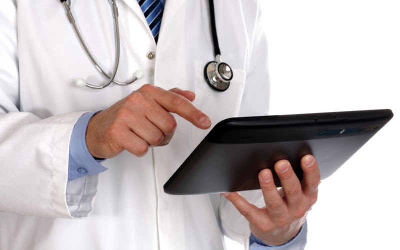 Role-of-e-signatures-in-healthcare A doctor using a tablet